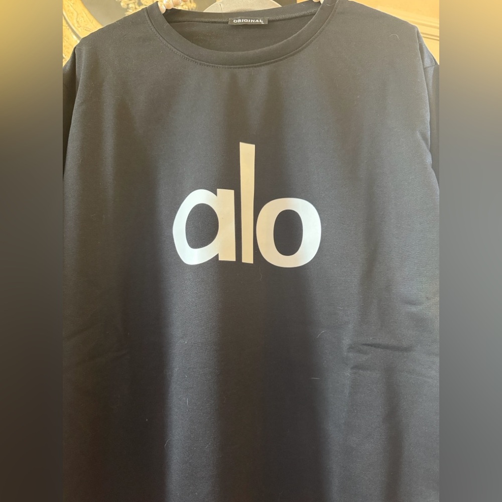 ALO Yoga Black and White Set - Picture 4 of 7